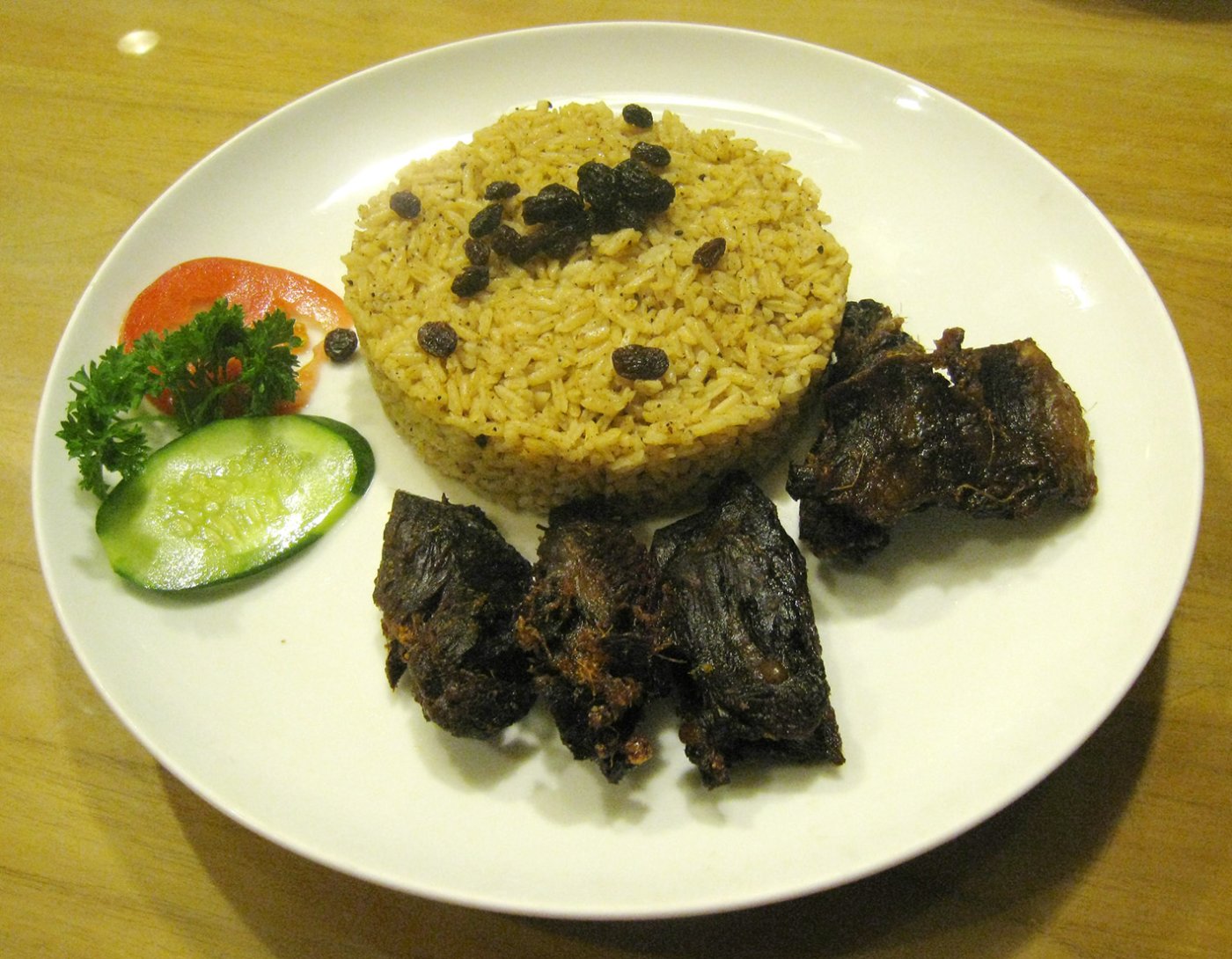 Nasi Kebuli dengan daging kambing, hidangan khas Timur Tengah yang populer untuk acara syukuran dan pernikahan