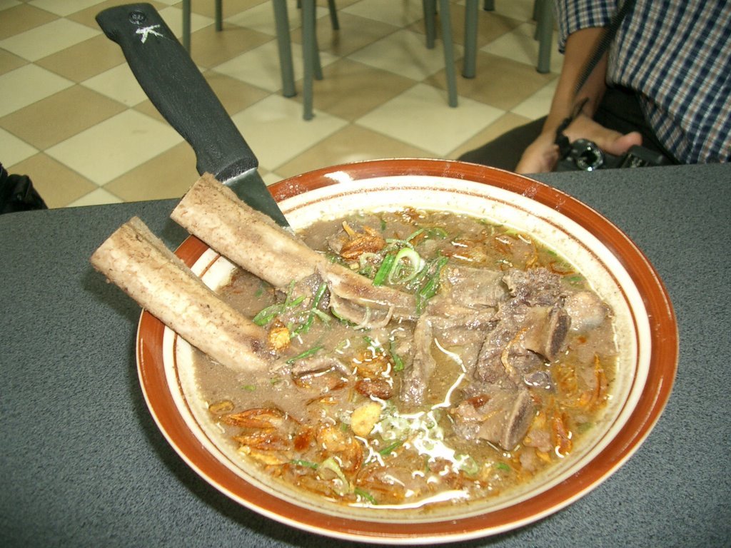 Sop Konro, sup iga sapi khas Makassar dengan kuah kluwak