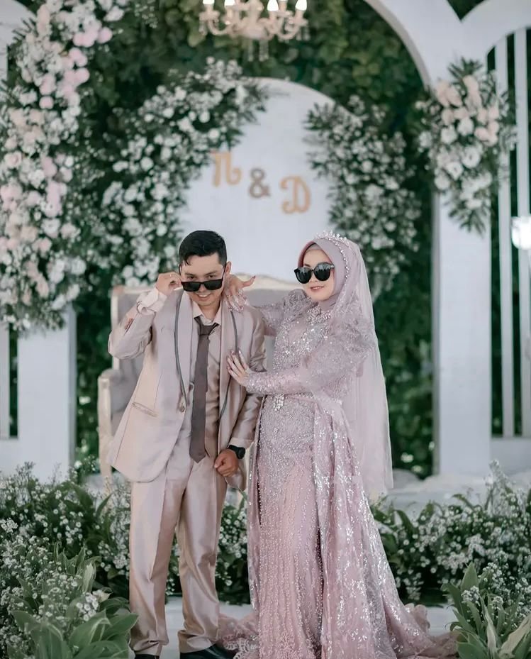 Pasangan pengantin di resepsi yang dilayani Catering Abah Ayi