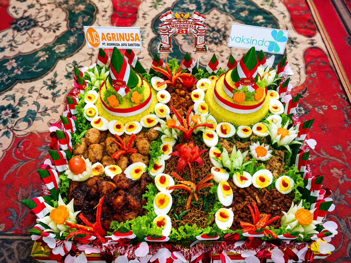 Tumpeng kembar untuk acara di Makassar